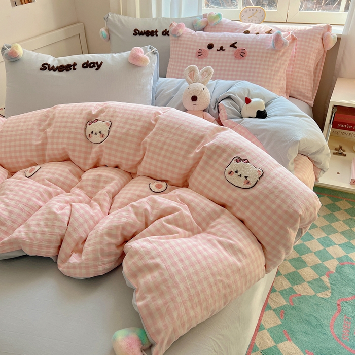 91家纺网 家纺一手货源 找家纺 丽涵家纺 2026新款全棉色织水洗棉毛巾绣四件套-甜心小猫 甜心小猫-粉蓝-毛球款