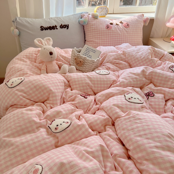 91家纺网 家纺一手货源 找家纺 丽涵家纺 2026新款全棉色织水洗棉毛巾绣四件套-甜心小猫 甜心小猫-粉蓝-毛球款