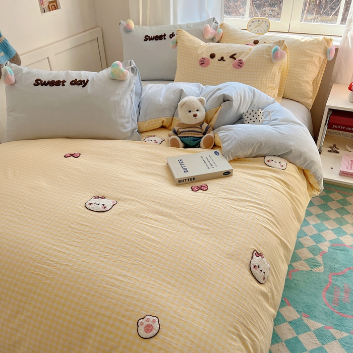 91家纺网 家纺一手货源 找家纺 丽涵家纺 2026新款全棉色织水洗棉毛巾绣四件套-甜心小猫 甜心小猫-黄格-毛球款