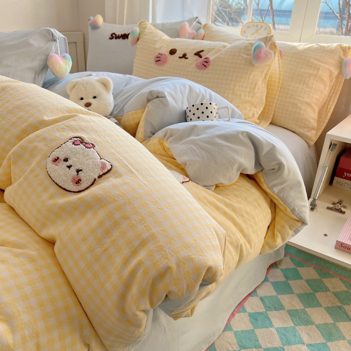 91家纺网 家纺一手货源 找家纺 丽涵家纺 2026新款全棉色织水洗棉毛巾绣四件套-甜心小猫 甜心小猫-黄格-毛球款