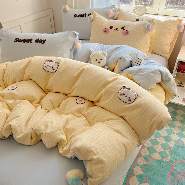 91家纺网 家纺一手货源 找家纺 丽涵家纺 2026新款全棉色织水洗棉毛巾绣四件套-甜心小猫 甜心小猫-黄格-毛球款