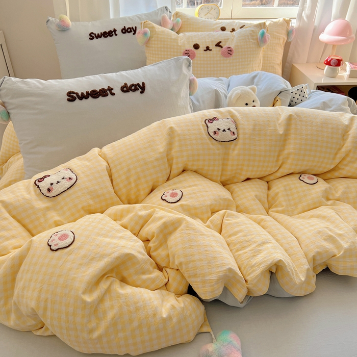 91家纺网 家纺一手货源 找家纺 丽涵家纺 2026新款全棉色织水洗棉毛巾绣四件套-甜心小猫 甜心小猫-黄格-毛球款
