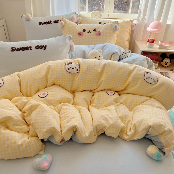 91家纺网 家纺一手货源 找家纺 丽涵家纺 2026新款全棉色织水洗棉毛巾绣四件套-甜心小猫 甜心小猫-黄格-毛球款