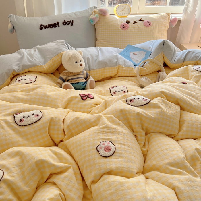 91家纺网 家纺一手货源 找家纺 丽涵家纺 2026新款全棉色织水洗棉毛巾绣四件套-甜心小猫 甜心小猫-黄格-毛球款