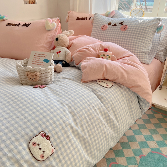 91家纺网 家纺一手货源 找家纺 丽涵家纺 2026新款全棉色织水洗棉毛巾绣四件套-甜心小猫 甜心小猫-蓝格-毛球款