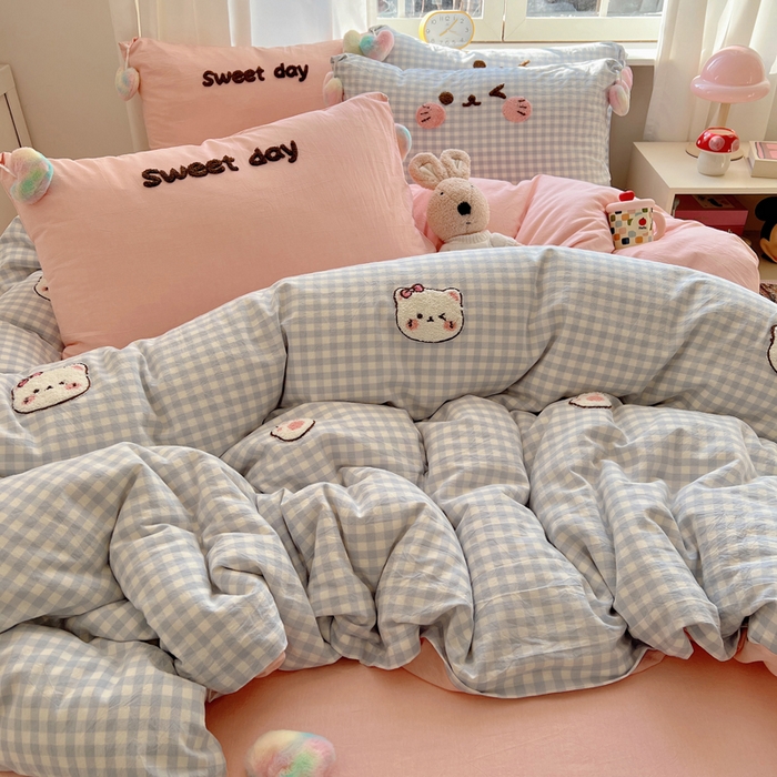 91家纺网 家纺一手货源 找家纺 丽涵家纺 2026新款全棉色织水洗棉毛巾绣四件套-甜心小猫 甜心小猫-蓝格-毛球款