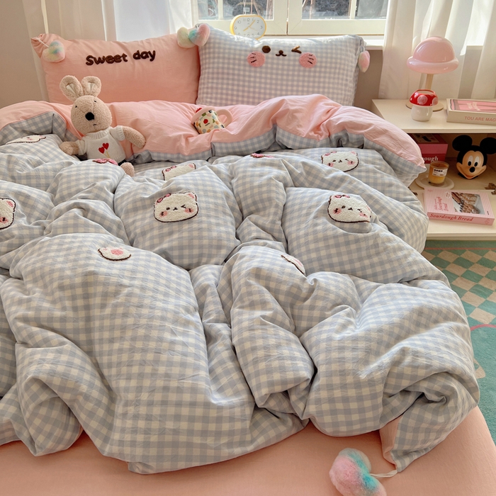 91家纺网 家纺一手货源 找家纺 丽涵家纺 2026新款全棉色织水洗棉毛巾绣四件套-甜心小猫 甜心小猫-蓝格-毛球款