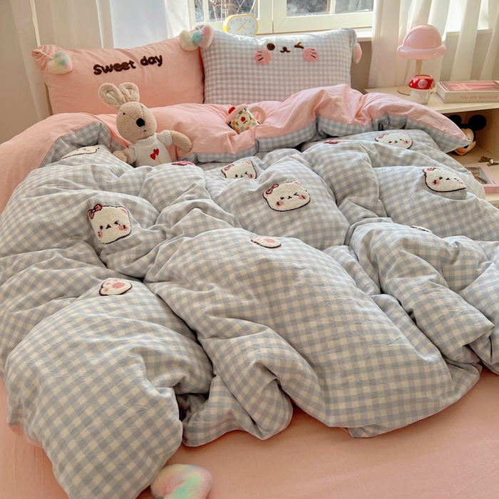 91家纺网 家纺一手货源 找家纺 丽涵家纺 2026新款全棉色织水洗棉毛巾绣四件套-甜心小猫 甜心小猫-蓝格-毛球款