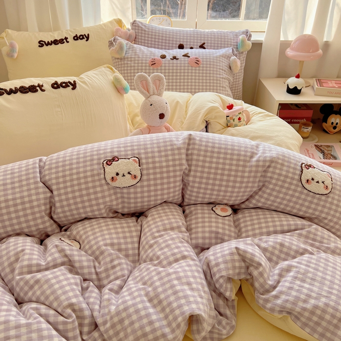 91家纺网 家纺一手货源 找家纺 丽涵家纺 2026新款全棉色织水洗棉毛巾绣四件套-甜心小猫 甜心小猫-紫格-毛球款