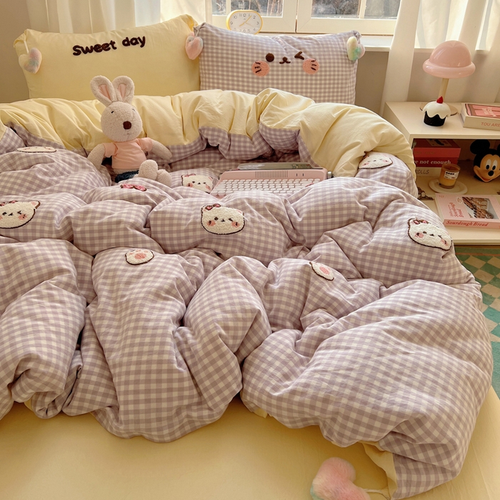 91家纺网 家纺一手货源 找家纺 丽涵家纺 2026新款全棉色织水洗棉毛巾绣四件套-甜心小猫 甜心小猫-紫格-毛球款