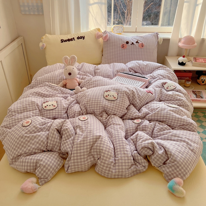 91家纺网 家纺一手货源 找家纺 丽涵家纺 2026新款全棉色织水洗棉毛巾绣四件套-甜心小猫 甜心小猫-紫格-毛球款