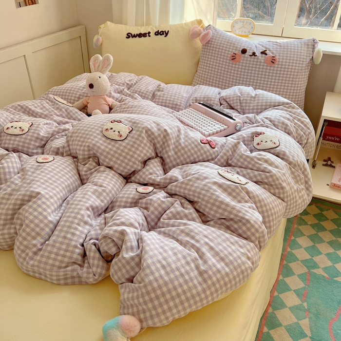 91家纺网 家纺一手货源 找家纺 丽涵家纺 2026新款全棉色织水洗棉毛巾绣四件套-甜心小猫 甜心小猫-紫格-毛球款