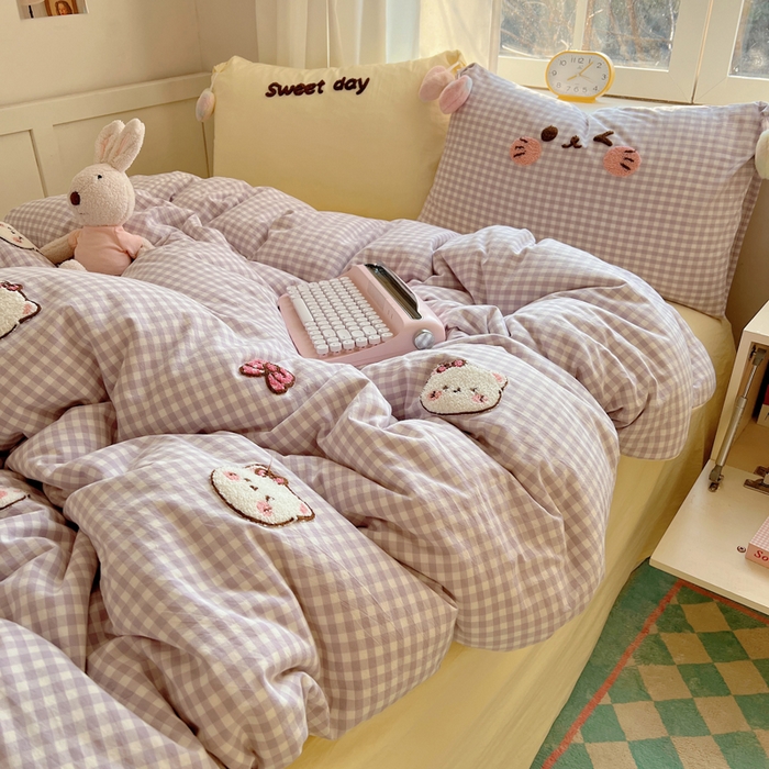 91家纺网 家纺一手货源 找家纺 丽涵家纺 2026新款全棉色织水洗棉毛巾绣四件套-甜心小猫 甜心小猫-紫格-毛球款