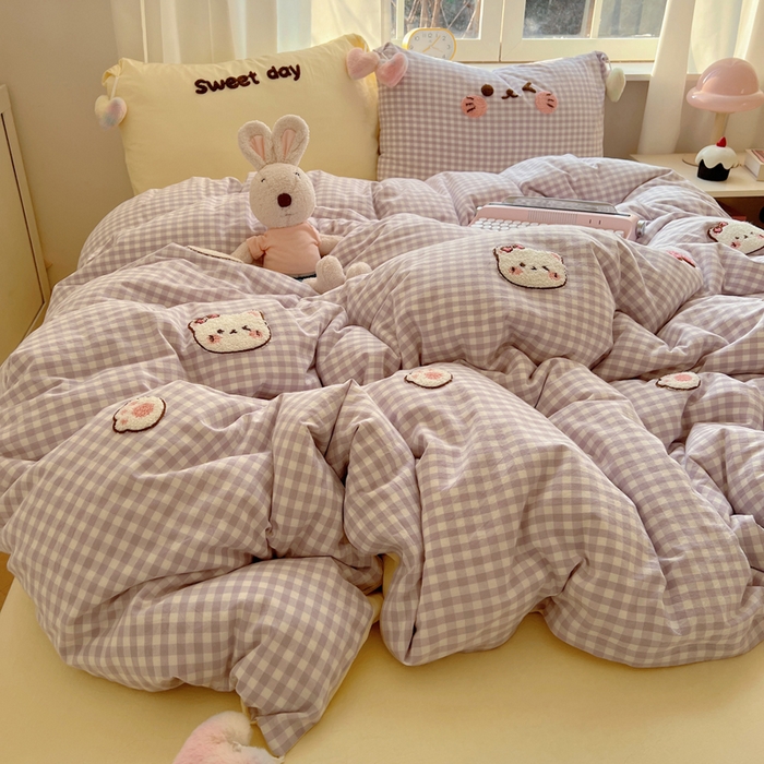 91家纺网 家纺一手货源 找家纺 丽涵家纺 2026新款全棉色织水洗棉毛巾绣四件套-甜心小猫 甜心小猫-紫格-毛球款