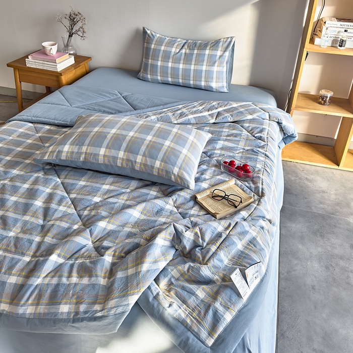 91家纺网 家纺一手货源 找家纺 春皖家纺 2026新款全棉色织羽丝绒夏被-风格1 素雅-蓝格