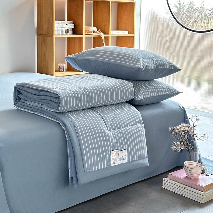 91家纺网 家纺一手货源 找家纺 春皖家纺 2026新款全棉色织羽丝绒夏被-风格1 素雅-蓝条