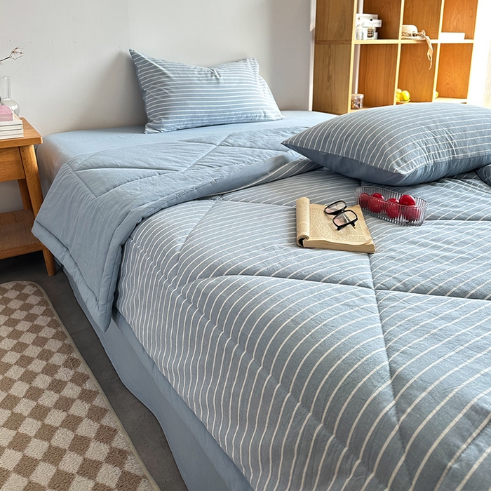 91家纺网 家纺一手货源 找家纺 春皖家纺 2026新款全棉色织羽丝绒夏被-风格1 素雅-蓝条