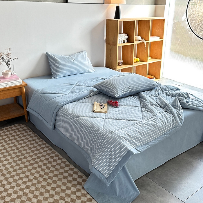 91家纺网 家纺一手货源 找家纺 春皖家纺 2026新款全棉色织羽丝绒夏被-风格1 素雅-蓝条