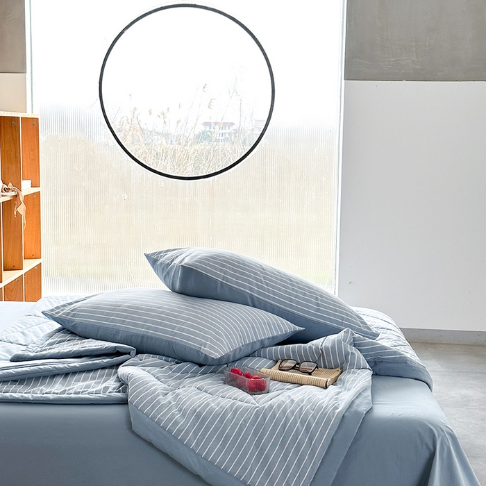 91家纺网 家纺一手货源 找家纺 春皖家纺 2026新款全棉色织羽丝绒夏被-风格1 素雅-蓝条