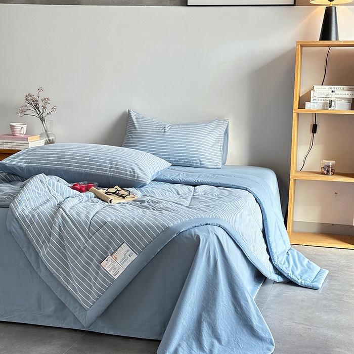 91家纺网 家纺一手货源 找家纺 春皖家纺 2026新款全棉色织羽丝绒夏被-风格1 素雅-蓝条