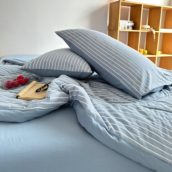 91家纺网 家纺一手货源 找家纺 春皖家纺 2026新款全棉色织羽丝绒夏被-风格1 素雅-蓝条