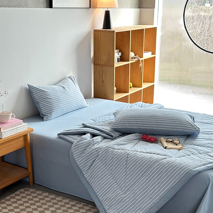 91家纺网 家纺一手货源 找家纺 春皖家纺 2026新款全棉色织羽丝绒夏被-风格1 素雅-蓝条