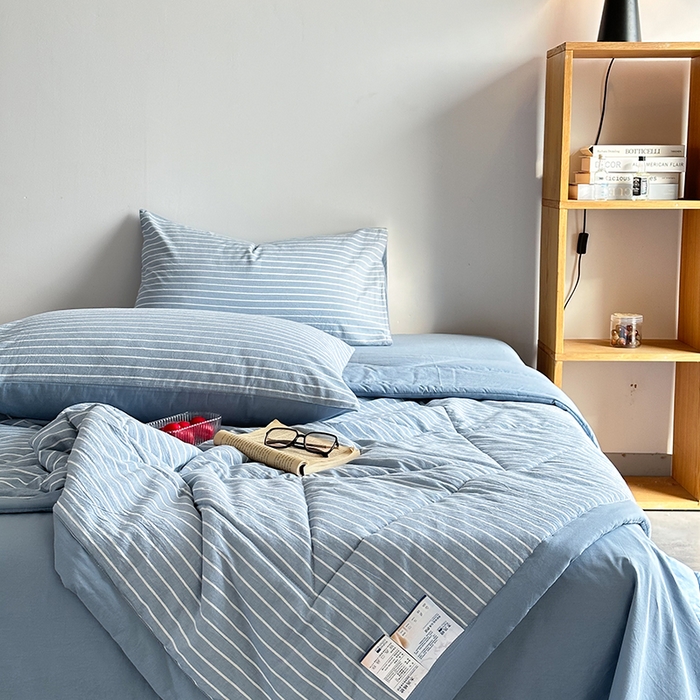 91家纺网 家纺一手货源 找家纺 春皖家纺 2026新款全棉色织羽丝绒夏被-风格1 素雅-蓝条