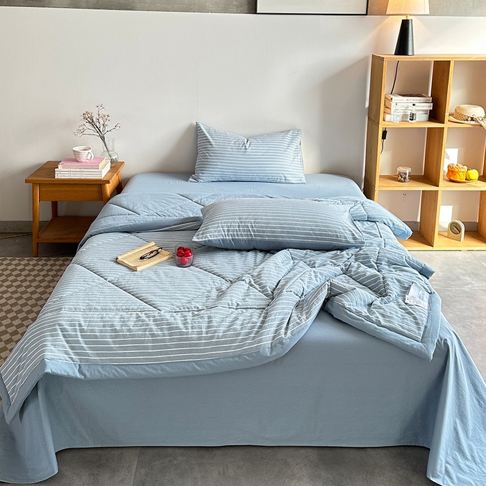 91家纺网 家纺一手货源 找家纺 春皖家纺 2026新款全棉色织羽丝绒夏被-风格1 素雅-蓝条