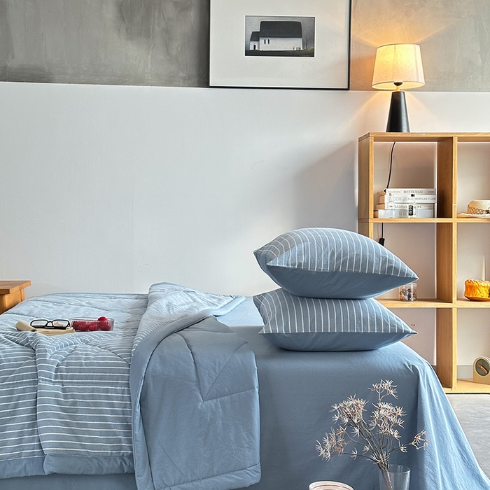 91家纺网 家纺一手货源 找家纺 春皖家纺 2026新款全棉色织羽丝绒夏被-风格1 素雅-蓝条