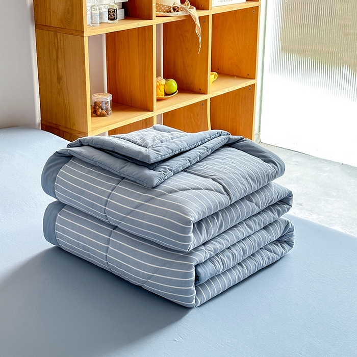 91家纺网 家纺一手货源 找家纺 春皖家纺 2026新款全棉色织羽丝绒夏被-风格1 素雅-蓝条