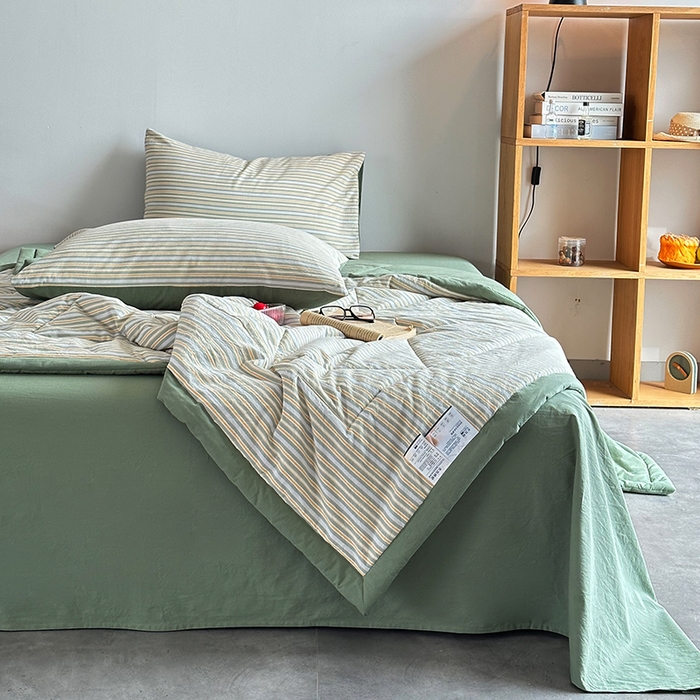 91家纺网 家纺一手货源 找家纺 春皖家纺 2026新款全棉色织羽丝绒夏被-风格1 素雅-绿条