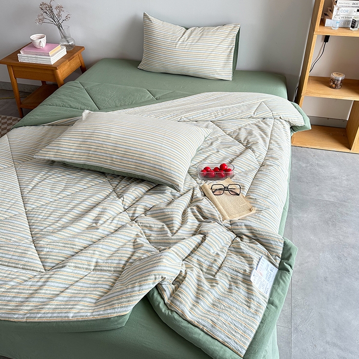 91家纺网 家纺一手货源 找家纺 春皖家纺 2026新款全棉色织羽丝绒夏被-风格1 素雅-绿条