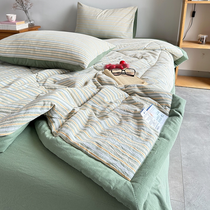 91家纺网 家纺一手货源 找家纺 春皖家纺 2026新款全棉色织羽丝绒夏被-风格1 素雅-绿条
