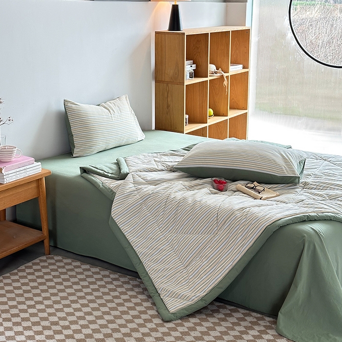 91家纺网 家纺一手货源 找家纺 春皖家纺 2026新款全棉色织羽丝绒夏被-风格1 素雅-绿条