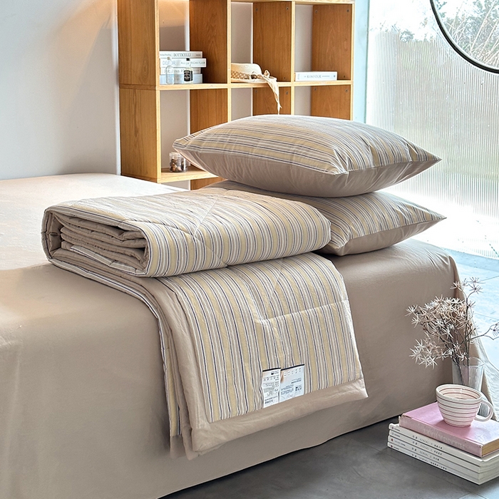 91家纺网 家纺一手货源 找家纺 春皖家纺 2026新款全棉色织羽丝绒夏被-风格1 素雅-杏黄纹