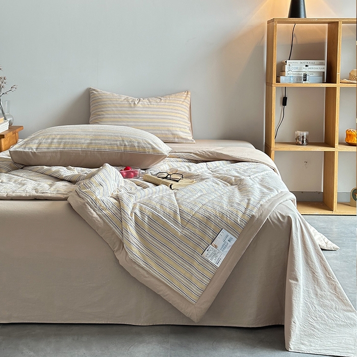 91家纺网 家纺一手货源 找家纺 春皖家纺 2026新款全棉色织羽丝绒夏被-风格1 素雅-杏黄纹