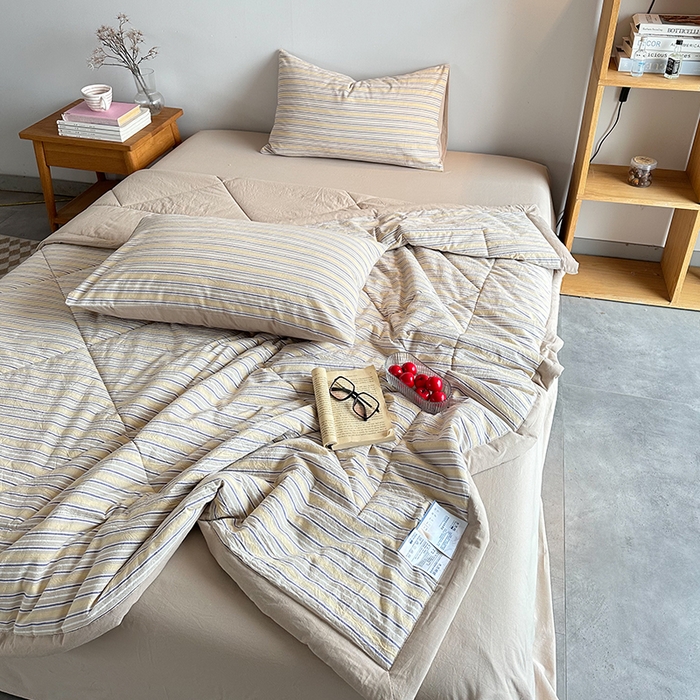 91家纺网 家纺一手货源 找家纺 春皖家纺 2026新款全棉色织羽丝绒夏被-风格1 素雅-杏黄纹