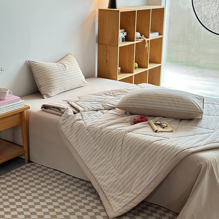 91家纺网 家纺一手货源 找家纺 春皖家纺 2026新款全棉色织羽丝绒夏被-风格1 素雅-杏黄纹