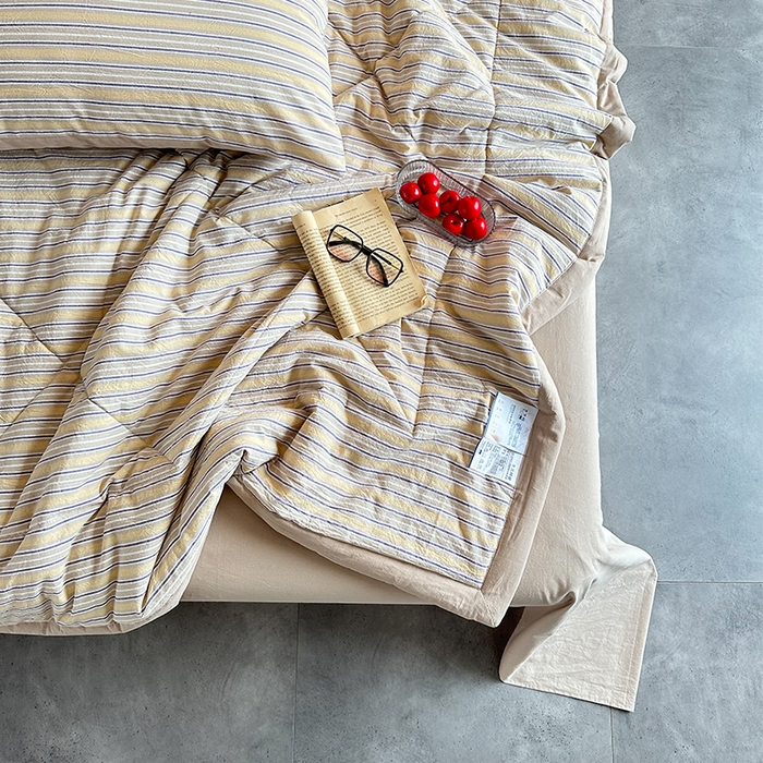 91家纺网 家纺一手货源 找家纺 春皖家纺 2026新款全棉色织羽丝绒夏被-风格1 素雅-杏黄纹