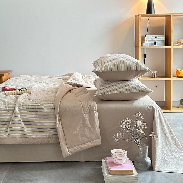 91家纺网 家纺一手货源 找家纺 春皖家纺 2026新款全棉色织羽丝绒夏被-风格1 素雅-杏黄纹