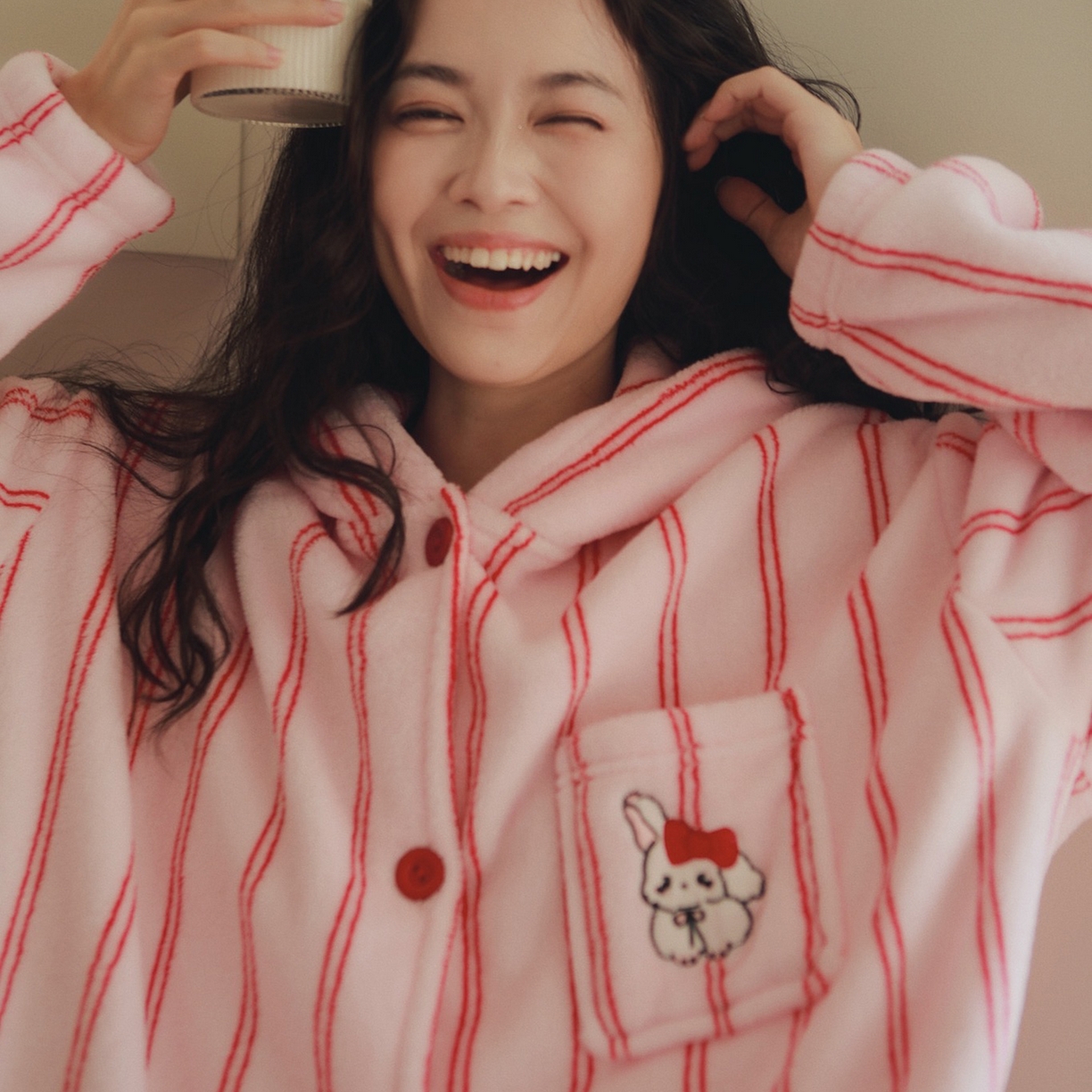 91家纺网 家纺一手货源 找家纺 （总）妍景家居生活馆 2026新款法兰绒刺绣粉条连帽款