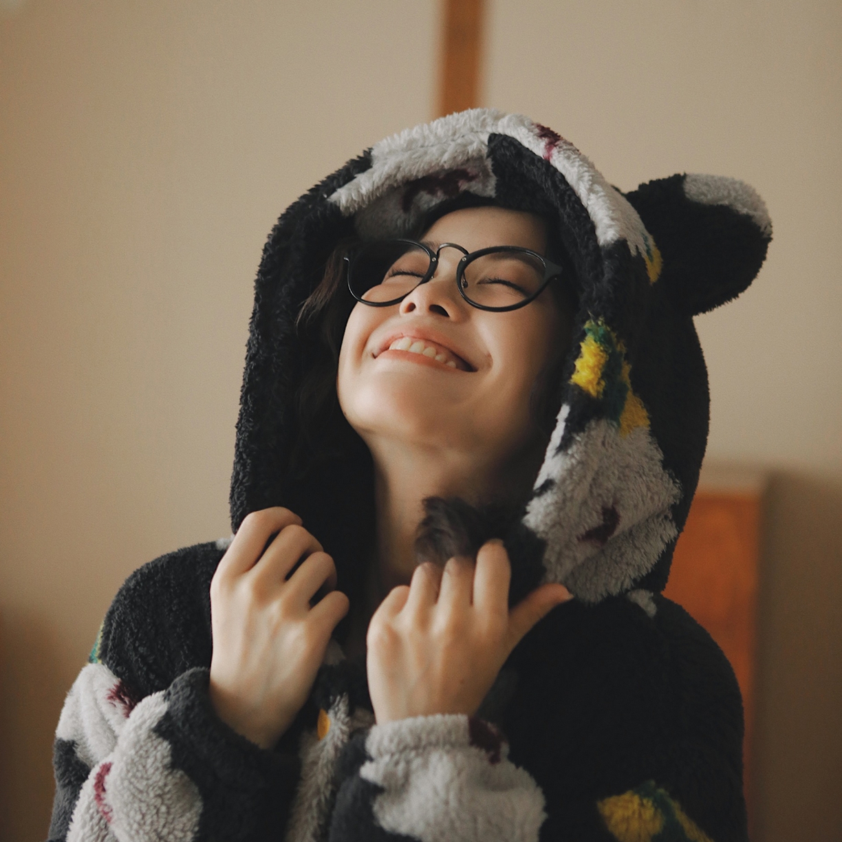 91家纺网 家纺一手货源 找家纺 （总）妍景家居生活馆 2026新款法兰绒黑底大花睡袍