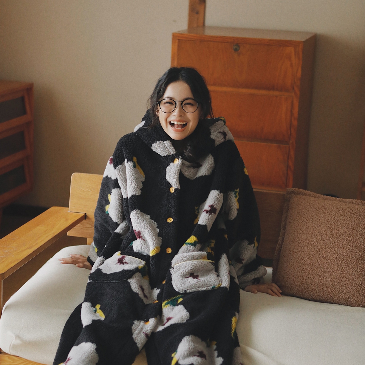 91家纺网 家纺一手货源 找家纺 （总）妍景家居生活馆 2026新款法兰绒黑底大花睡袍