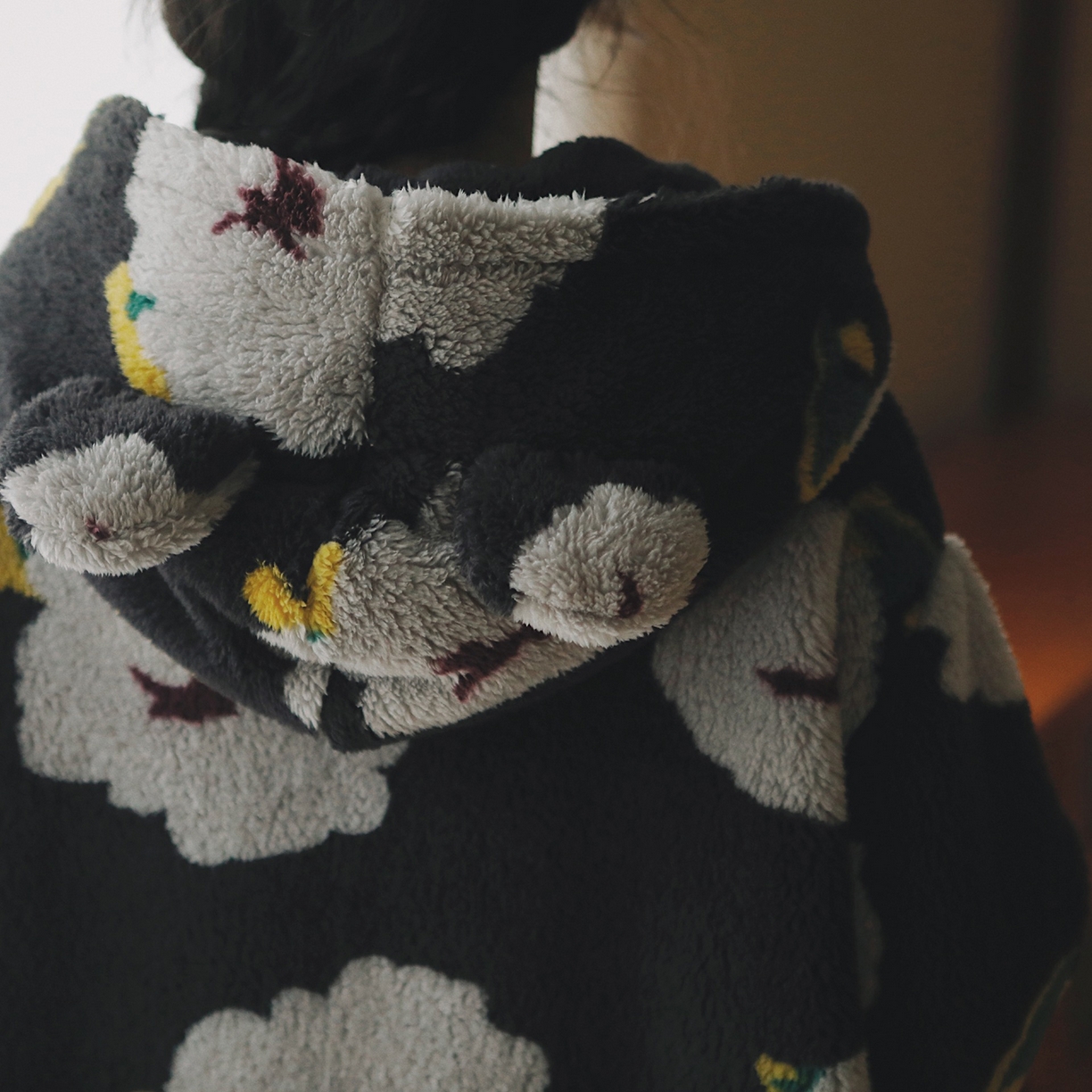 91家纺网 家纺一手货源 找家纺 （总）妍景家居生活馆 2026新款法兰绒黑底大花睡袍