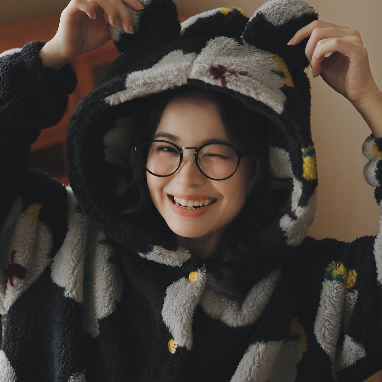 91家纺网 家纺一手货源 找家纺 （总）妍景家居生活馆 2026新款法兰绒黑底大花睡袍