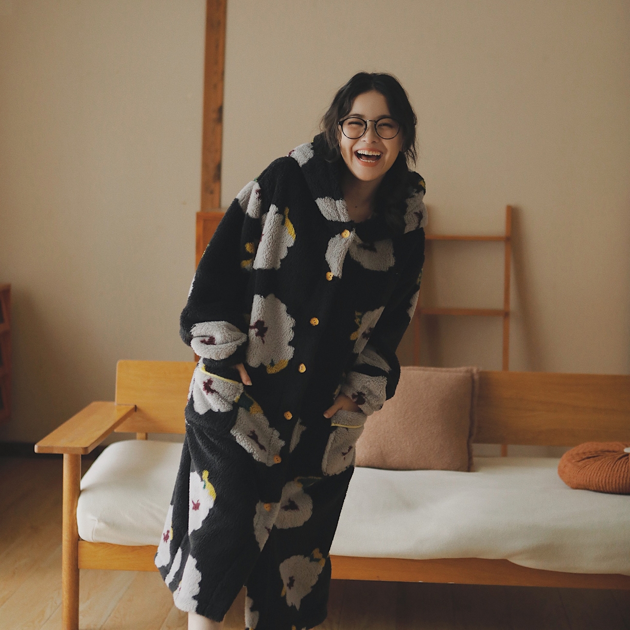 91家纺网 家纺一手货源 找家纺 （总）妍景家居生活馆 2026新款法兰绒黑底大花睡袍