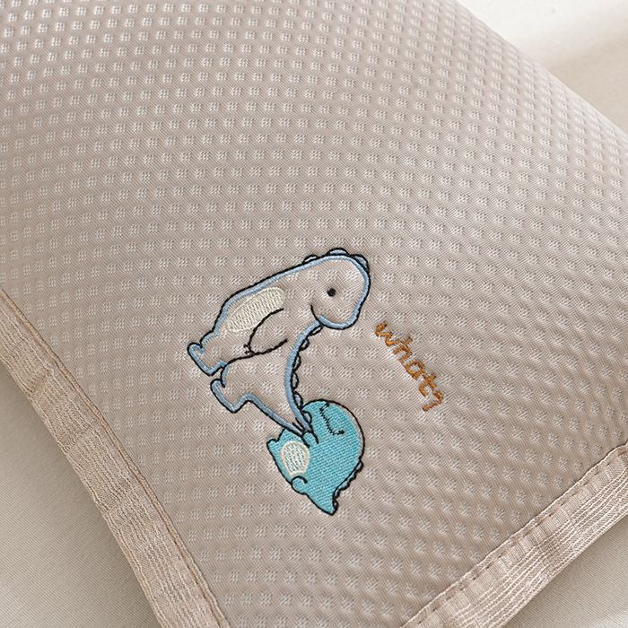 91家纺网 家纺一手货源 找家纺 小桃姐家纺 2025新款熊猫卡通小恐龙刺绣荞麦枕 枕头枕芯 浅咖-小恐龙