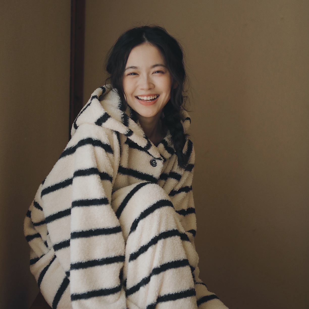 91家纺网 家纺一手货源 找家纺 （总）妍景家居生活馆 2026新款法兰绒暖白条纹睡袍