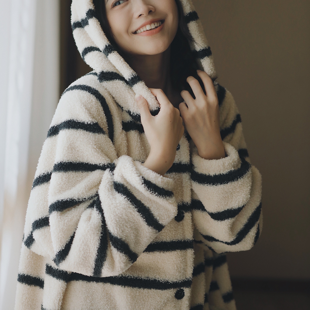 91家纺网 家纺一手货源 找家纺 （总）妍景家居生活馆 2026新款法兰绒暖白条纹睡袍