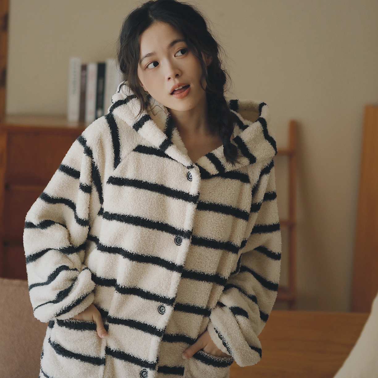 91家纺网 家纺一手货源 找家纺 （总）妍景家居生活馆 2026新款法兰绒暖白条纹睡袍